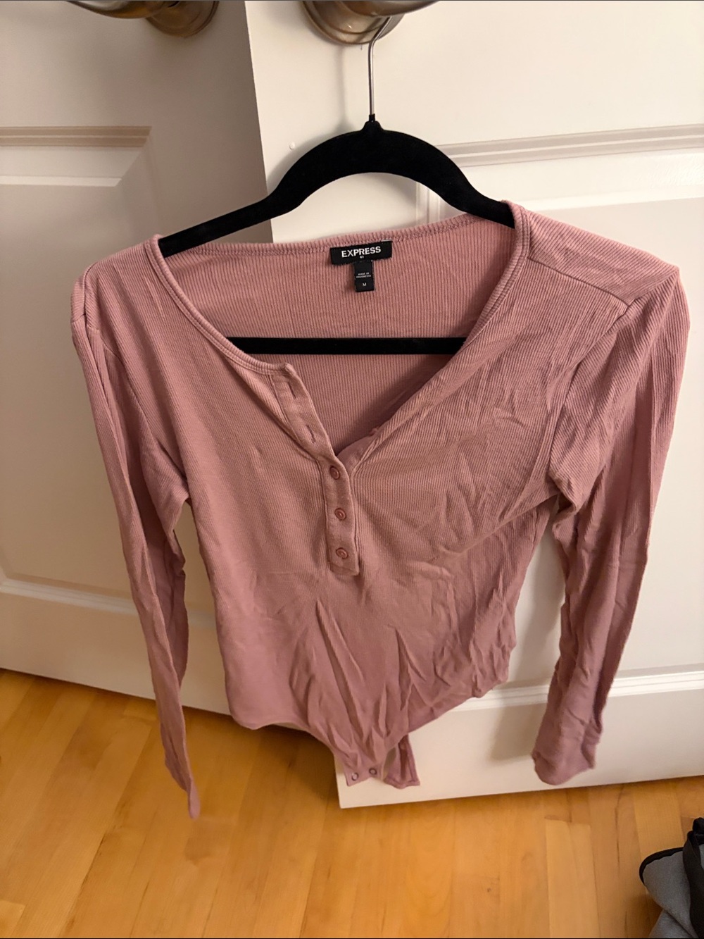 Express Ribbed Long-Sleeve Henley Bodysuit - Mauve Pink